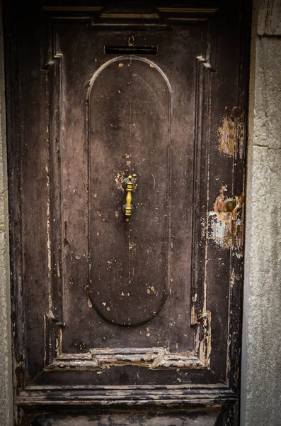 古老的大门紧闭在历史悠久的威尼斯街道上 — 图库照片