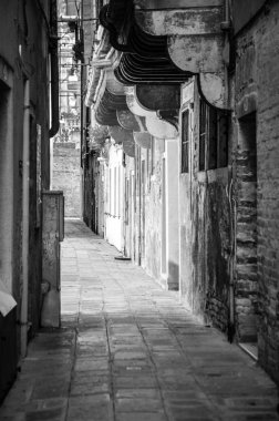 Venedik caddelerini kapatın. 