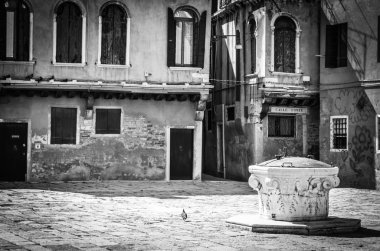 Venedik caddelerini kapatın. 