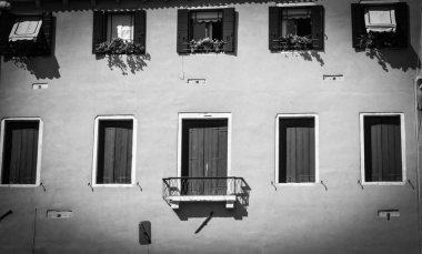 Venedik caddelerini kapatın. 