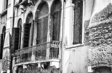 Venedik caddelerini kapatın. 