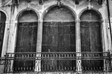 Venedik caddelerini kapatın. 