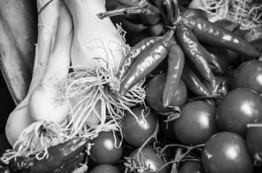 Taze sebzeler, İtalya 'daki yerel pazarda yakından izlenir.