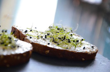 Peynir kremi ve mikroplu lezzetli bruschetta.