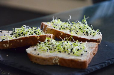 Peynir kremi ve mikroplu lezzetli bruschetta.