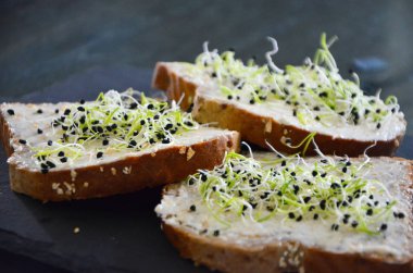 Peynir kremi ve mikroplu lezzetli bruschetta.