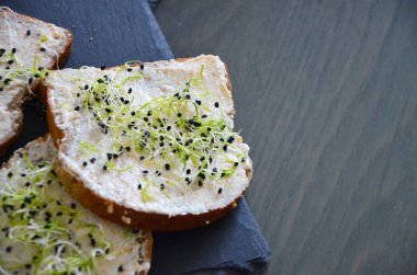 Peynir kremi ve mikroplu lezzetli bruschetta.