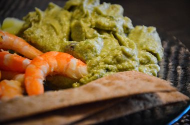 Sotelenmiş karides ve avokado püresi