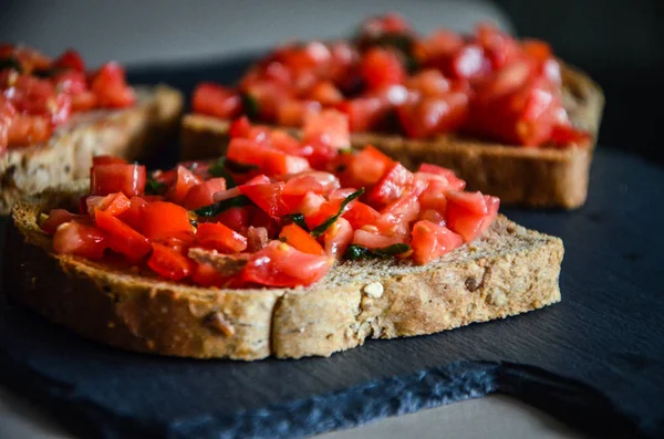 Deliciouse Tomaten Bruschetta Met Verse Basilicum — Stockfoto