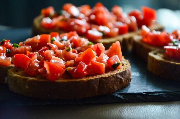 Pyszne Pomidory Bruschetta Świeżą Bazylią — Zdjęcie stockowe
