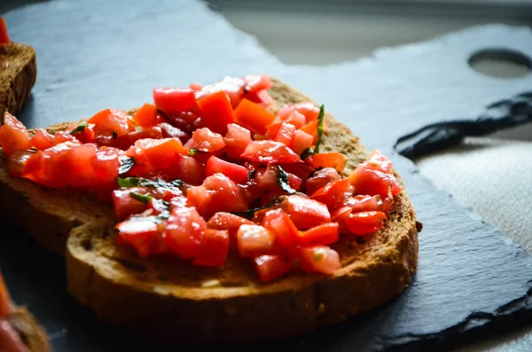 Deliciouse Tomater Bruschetta Med Färsk Basilika — Stockfoto