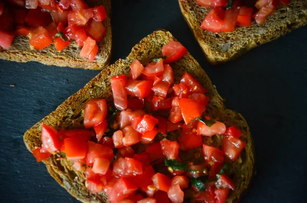 Deliciouse Tomaten Bruschetta Met Verse Basilicum — Stockfoto