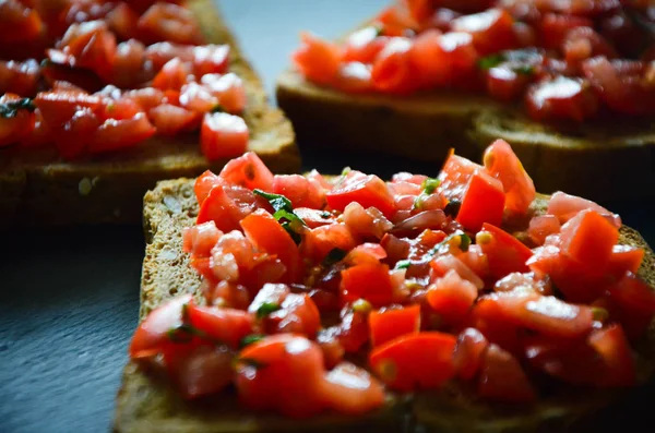 Deliciouse Tomaten Bruschetta Met Verse Basilicum — Stockfoto