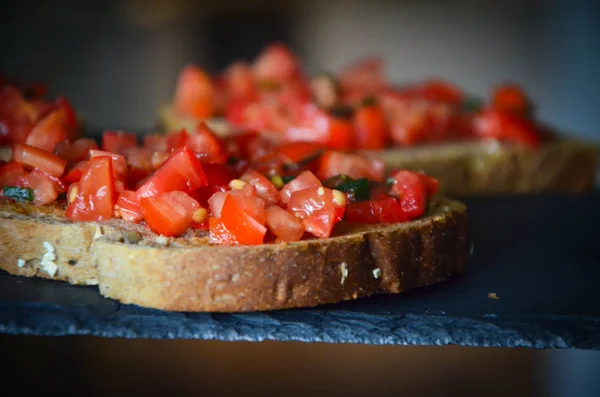 Deliciouse Tomaten Bruschetta Met Verse Basilicum — Stockfoto