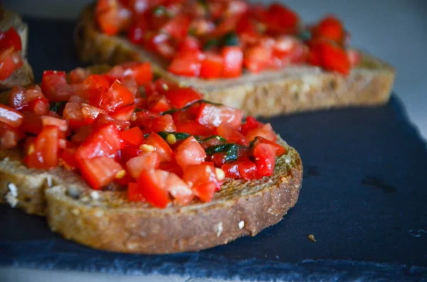 Deliciouse Tomaten Bruschetta Met Verse Basilicum — Stockfoto