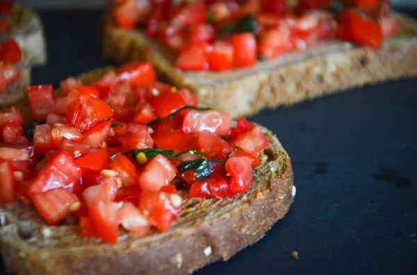 Deliciouse Tomaten Bruschetta Met Verse Basilicum — Stockfoto