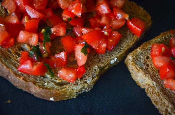 Pyszne Pomidory Bruschetta Świeżą Bazylią — Zdjęcie stockowe