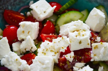 Taze sebzeli ve peynirli lezzetli Yunan salatası
