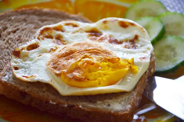 Savoureux Petit Déjeuner Sandwich Aux Œufs Frits — Photo