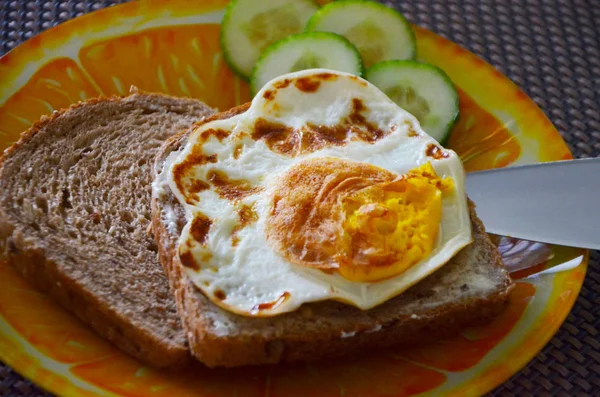 Savoureux Petit Déjeuner Sandwich Aux Œufs Frits — Photo