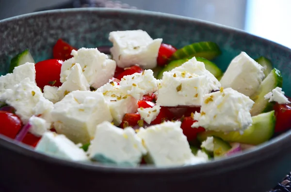 Вкусный Греческий Салат Свежими Овощами Сыром Фета — стоковое фото