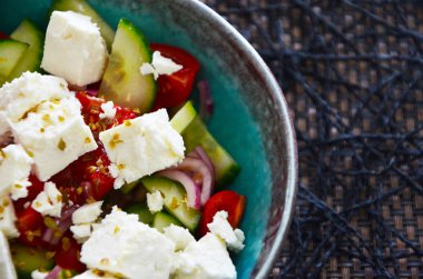 Taze sebzeli ve peynirli lezzetli Yunan salatası