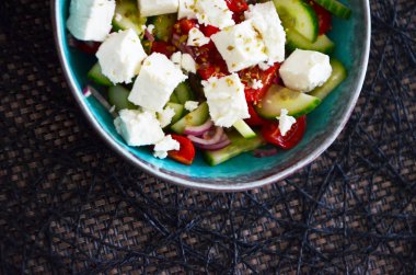 Taze sebzeli ve peynirli lezzetli Yunan salatası