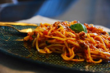 Lezzetli İtalyan bolonez spagettisi ve taze fesleğen.