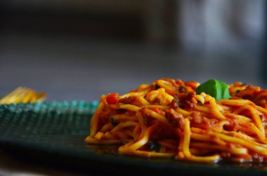 Lezzetli İtalyan bolonez spagettisi ve taze fesleğen.