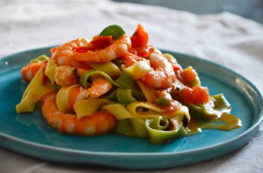 Lezzetli, deniz ürünleri ve sebzeli tagliatelle.