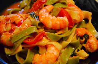 Lezzetli, deniz ürünleri ve sebzeli tagliatelle.