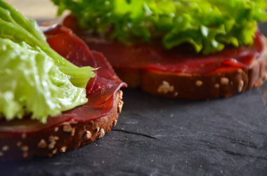 Lezzetli bresaola bruschetta ve taze marul.