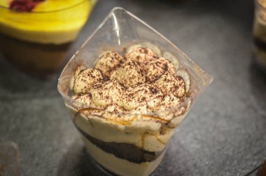 ev yapımı mini kekler ve taze meyveli tatlılar