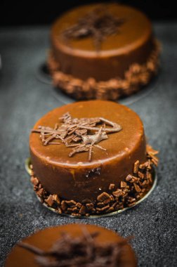 ev yapımı mini kekler ve taze meyveli tatlılar