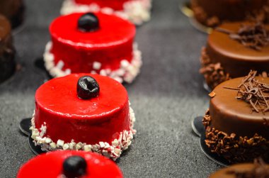 ev yapımı mini kekler ve taze meyveli tatlılar