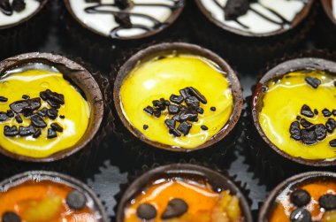 ev yapımı mini kekler ve taze meyveli tatlılar