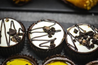 ev yapımı mini kekler ve taze meyveli tatlılar