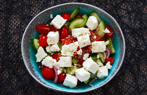 Taze sebzeli ve peynirli lezzetli Yunan salatası