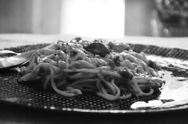 Heerlijke Italiaanse Bolognese Spaghetti Met Verse Basilicum — Stockfoto