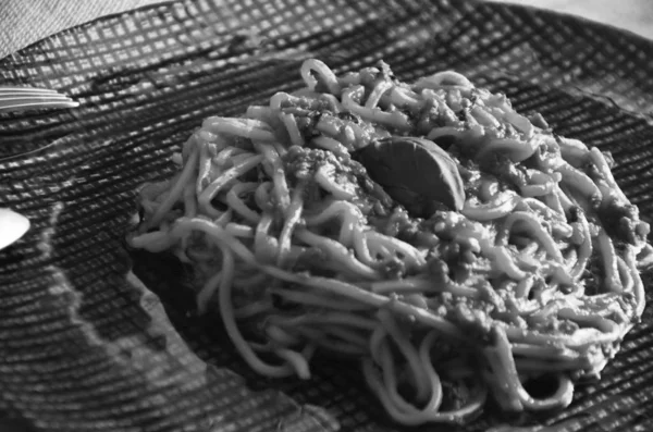 Heerlijke Italiaanse Bolognese Spaghetti Met Verse Basilicum — Stockfoto