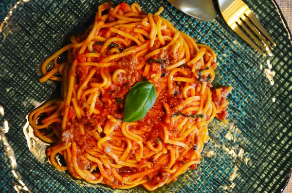 Espaguete Italiano Delicioso Bolonhesa Com Manjericão Fresco — Fotografia de Stock