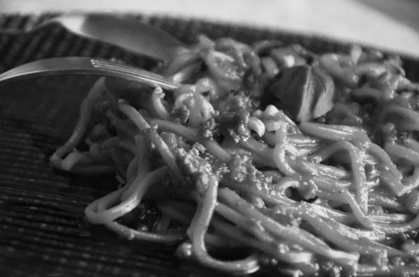 Délicieux Spaghettis Bolognais Italiens Basilic Frais — Photo