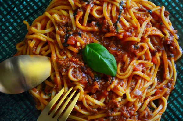 Deliciosos Espaguetis Italianos Con Albahaca Fresca — Foto de Stock