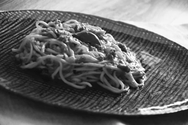 Espaguete Italiano Delicioso Bolonhesa Com Manjericão Fresco — Fotografia de Stock