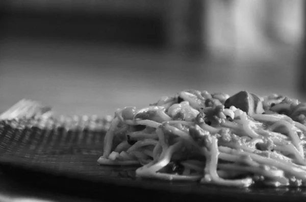 Heerlijke Italiaanse Bolognese Spaghetti Met Verse Basilicum — Stockfoto