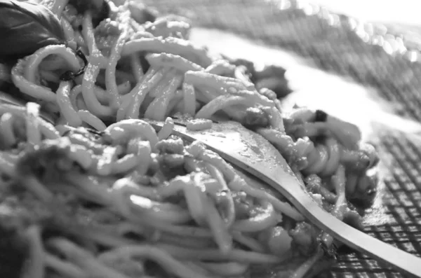 Finom Olasz Bolognai Spagetti Friss Bazsalikommal — Stock Fotó