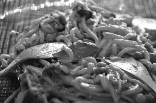 Vynikající Italské Boloňské Špagety Čerstvým Bazalkou — Stock fotografie