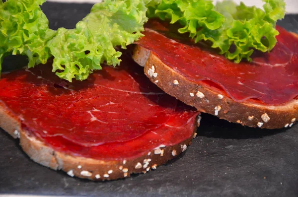 Gustosa Bresaola Bruschetta Con Lattuga Fresca — Foto Stock