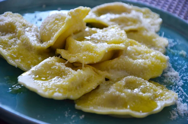 Köstliche Hausgemachte Girasoli Pasta Mit Käse Und Olivenöl — Stockfoto