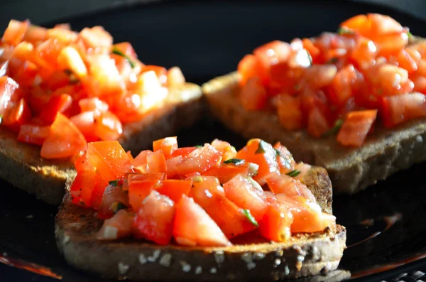 Delicious Home Made Tomatoes Bruschetta Fresh Garlic Basil — Stock Photo, Image